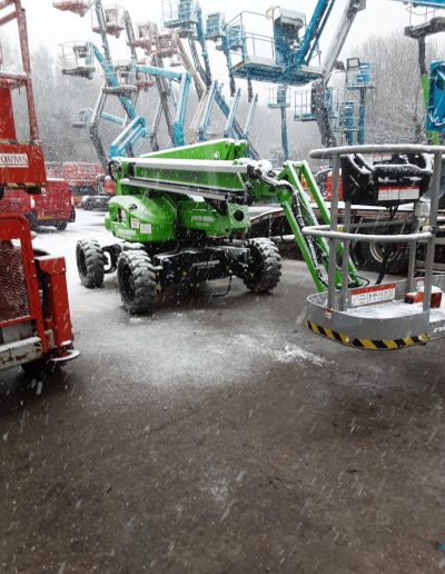 Lifting equipment in the snow